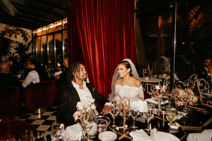 Destination elopement wedding Hotel Particulier Montmartre, Paris couple and guests dinner 