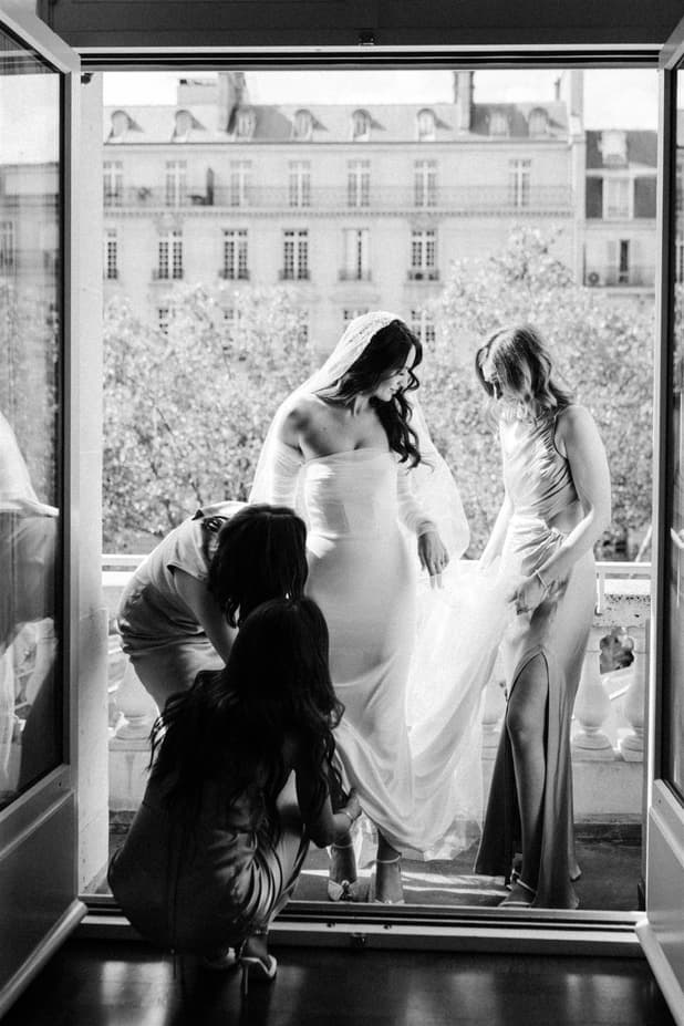 Elegance Bride getting ready B&W session in Peninsula paris wedding rooftop photographer
