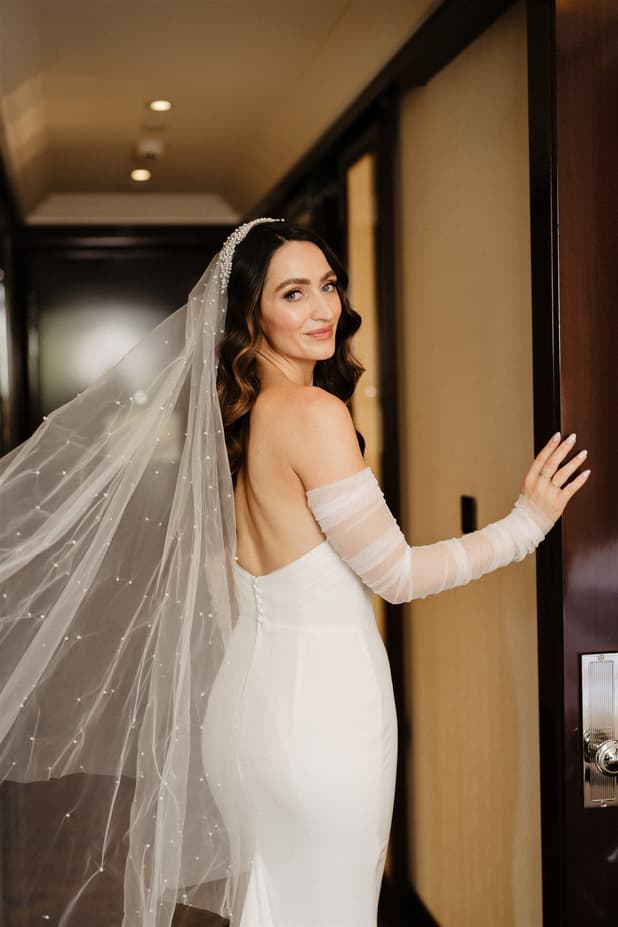 Elegance Modern Bride getting ready  in Peninsula paris wedding rooftop photographer