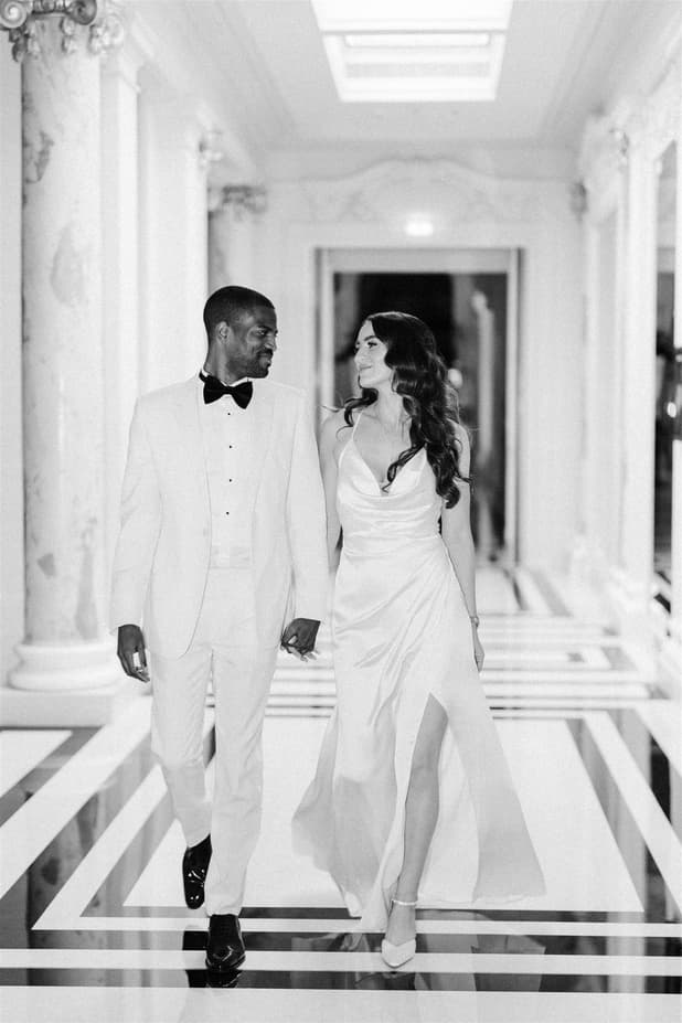 Groom and Bride do B&W after-wedding couple photosession at Peninsula Paris 