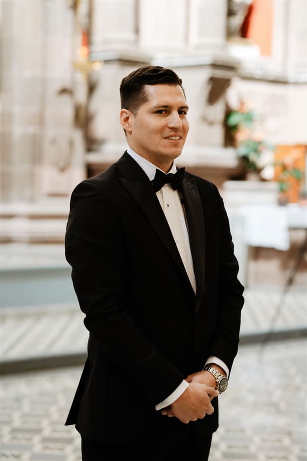 Groom waiting for birde entrances in the church Iglesia de San Francisco
