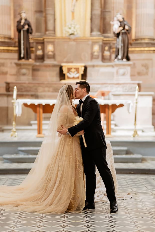 Groom and bride kissing celebrate Wedding Ceremony at the church Iglesia de San Francisco San Miguel de Allende photographer / videographer