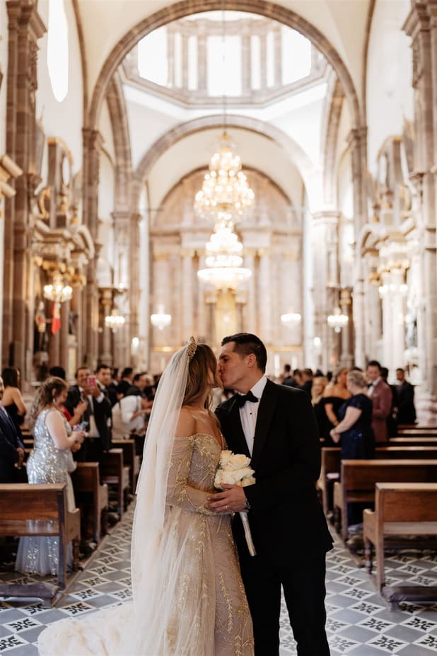 Wedding Ceremony at the church Iglesia de San Francisco San Miguel de Allende photographer / videographer