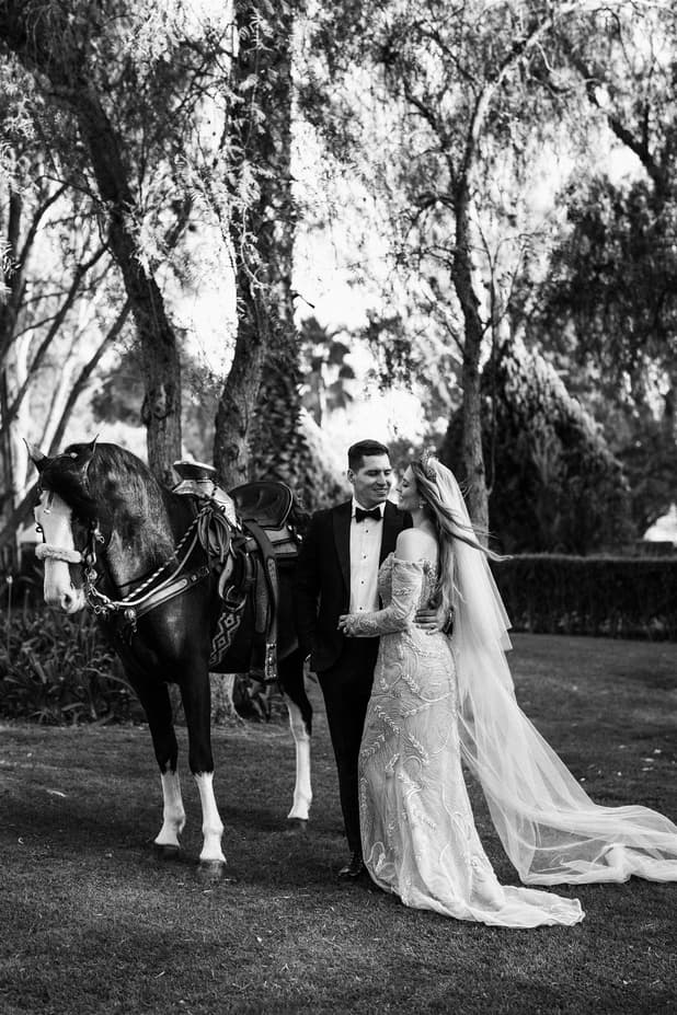 Couple photosession with horses in San Miguel de Allende Mexico