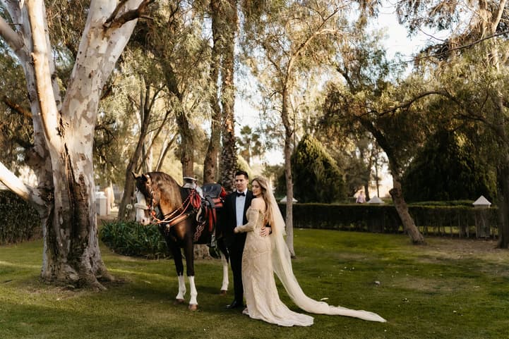 Couple photosession with horses in San Miguel de Allende Mexico