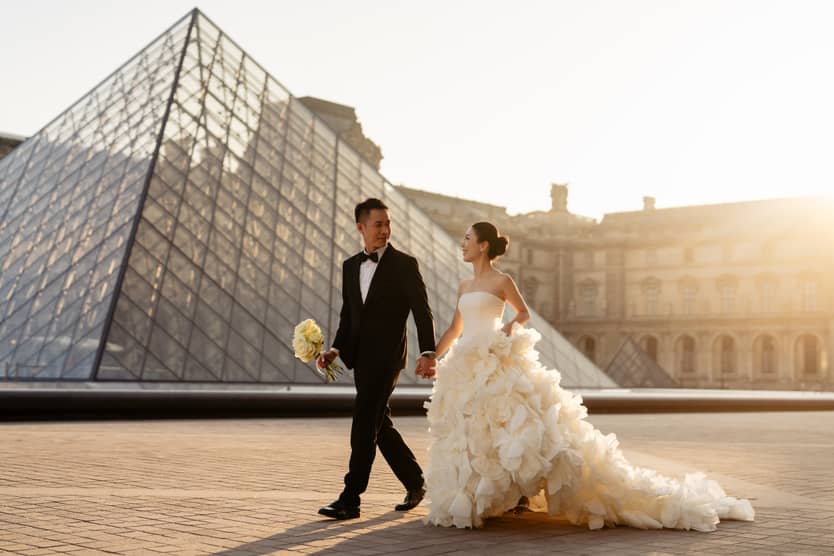 couple at the louvre paris for their prewedding photos