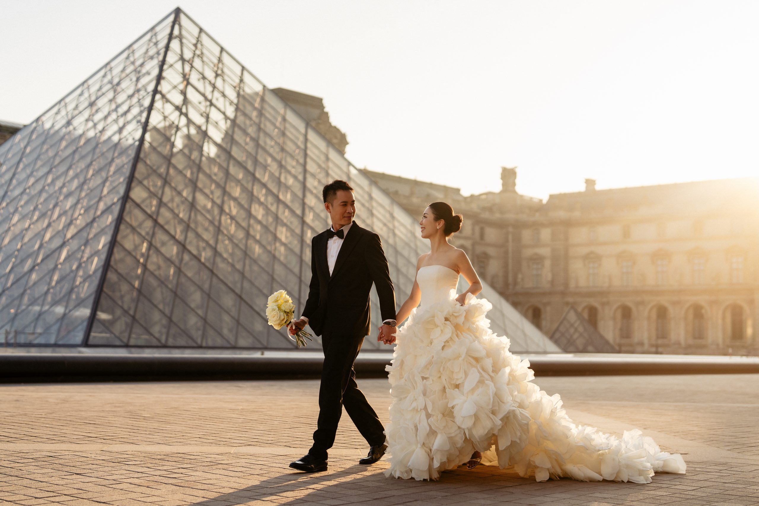 couple at the louvre paris for their prewedding photos