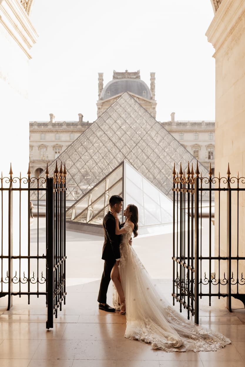 pre-wedding photos louvre museum pyramids