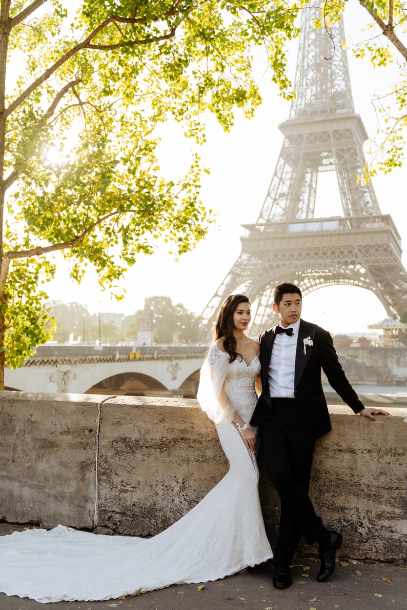 pre-wedding photos Eiffel tower couple