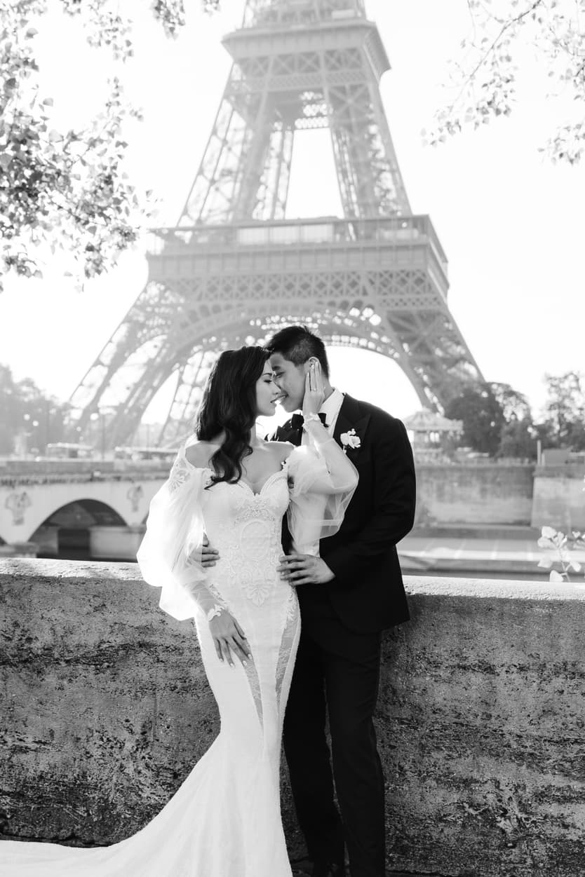 pre-wedding photos Eiffel tower couple