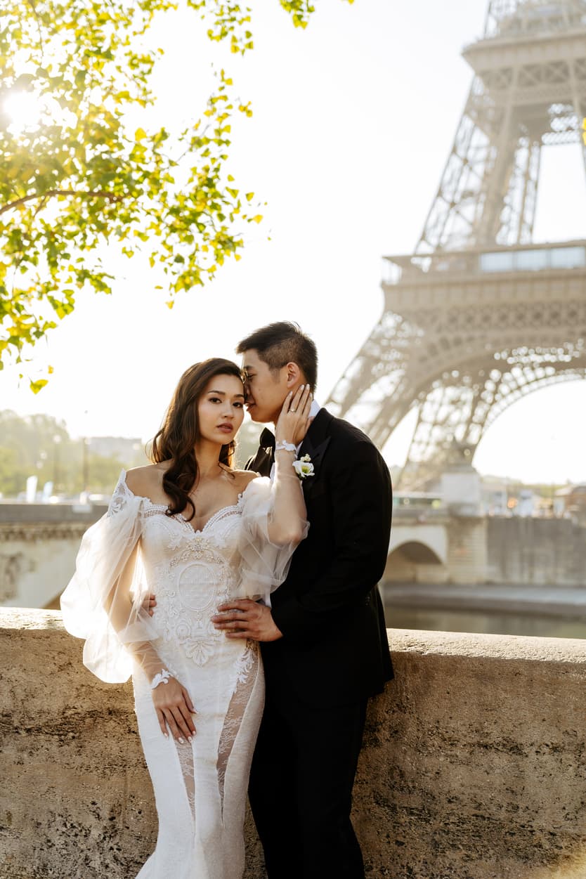 pre-wedding photos Eiffel tower couple