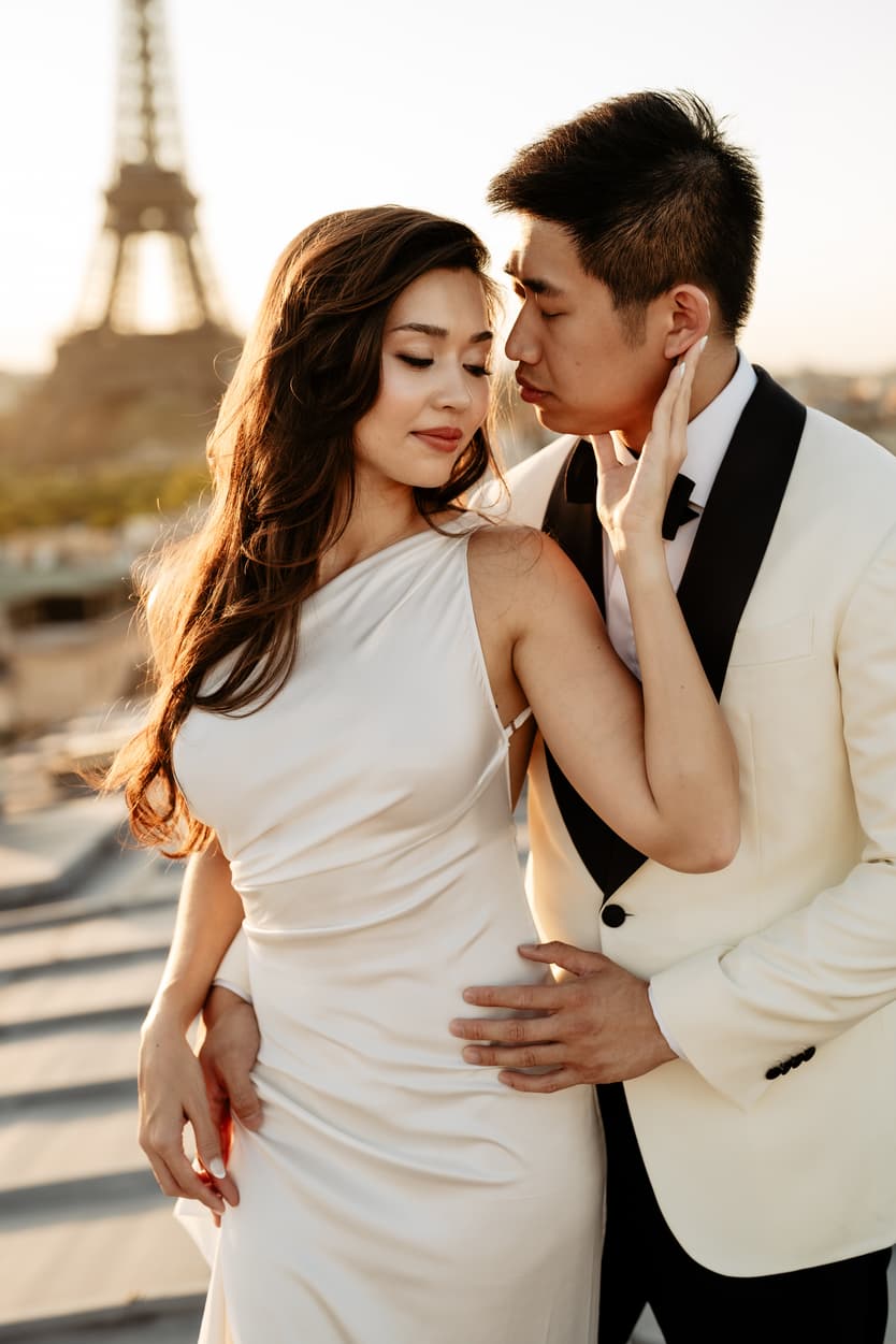 paris pre-wedding couple photoshoot on a secret paris rooftop