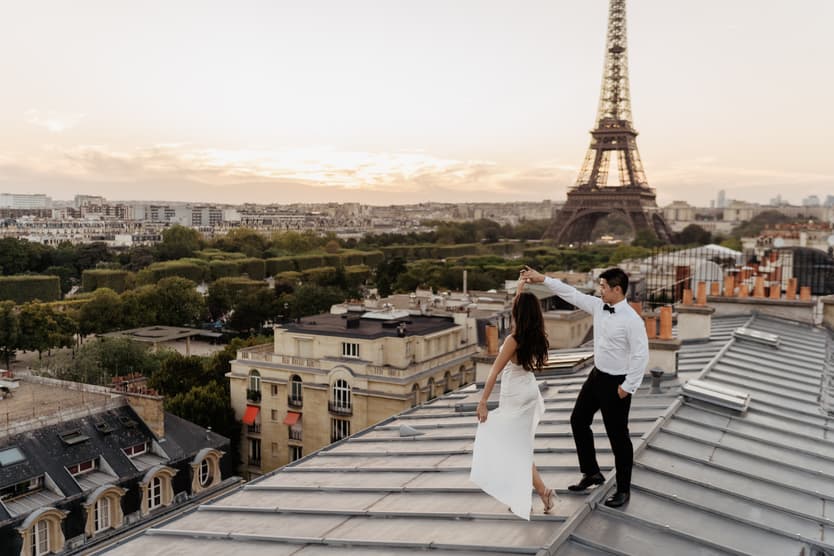 paris pre-wedding couple photoshoot on a secret paris rooftop