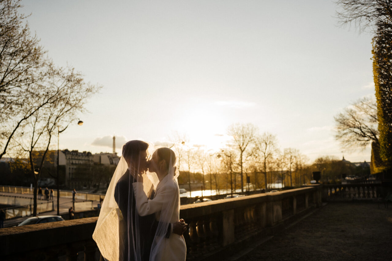 Bride and groom kissing romantic editorial prewedding tuileries garden