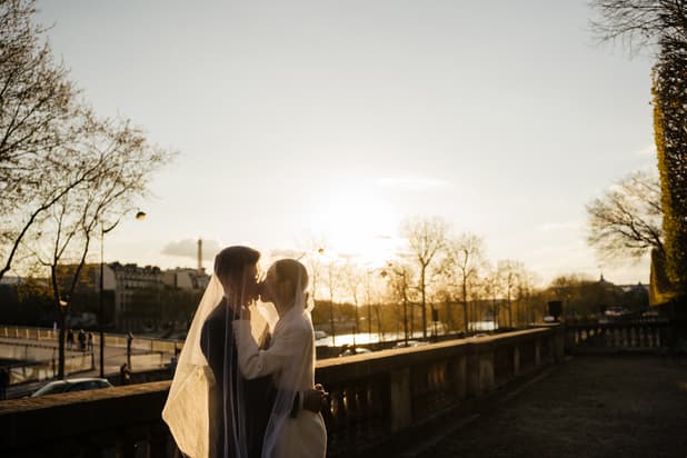 Bride and groom kissing romantic editorial prewedding tuileries garden