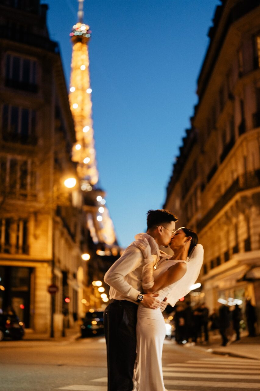 Couple kissing romantic paris pre-wedding with eiffel tower view at night