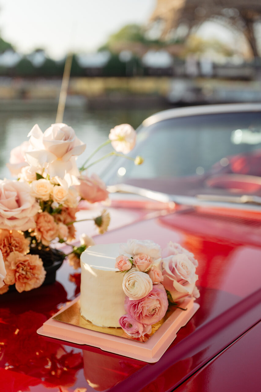 Cake and flowers for an old hollywood elopement in Paris