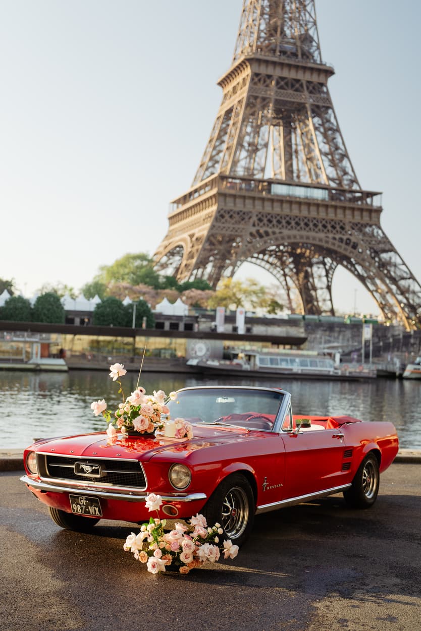 Vintage mustang car for an old hollywood elopement in Paris