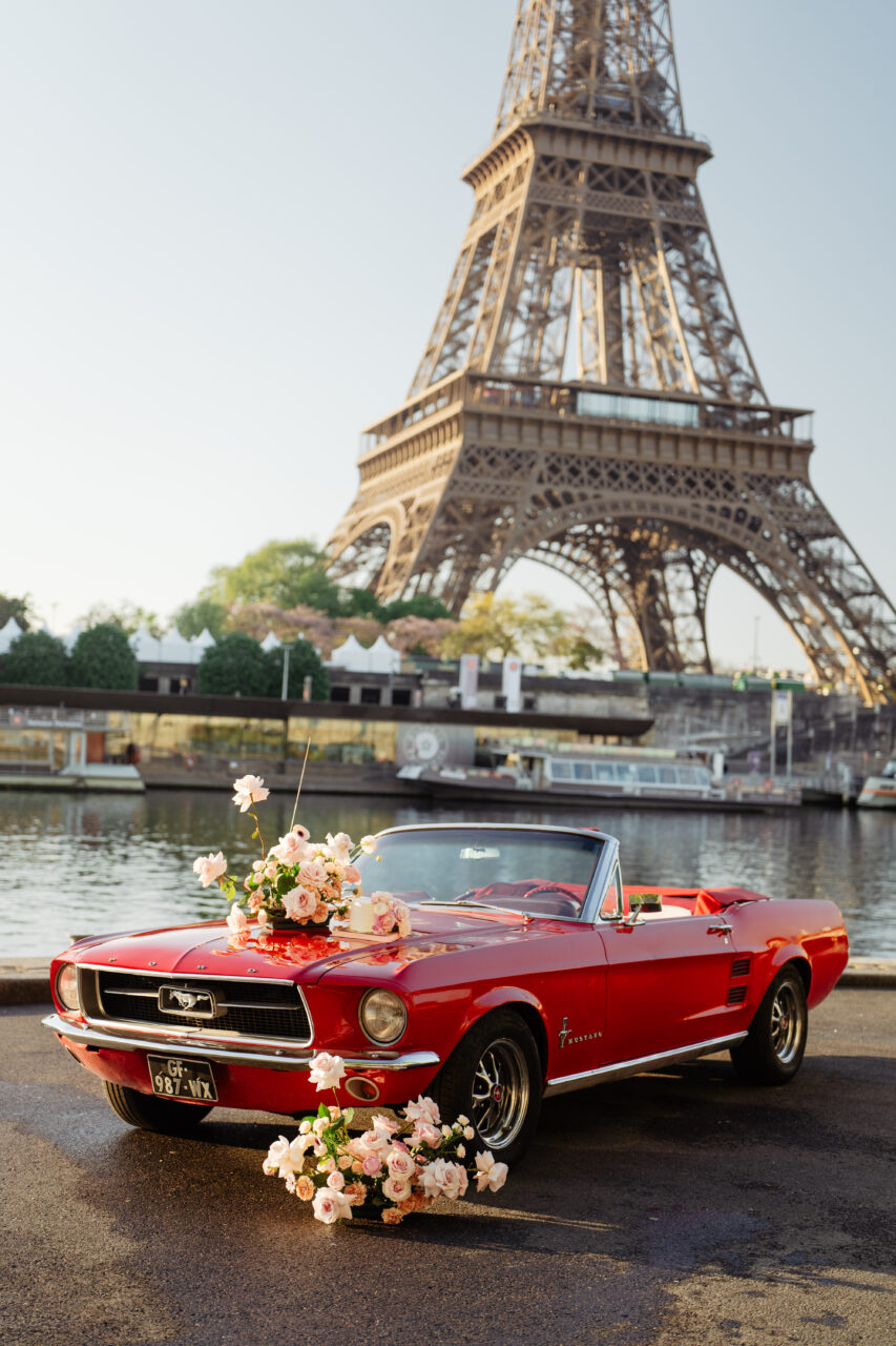 Vintage mustang car for an old hollywood elopement in Paris