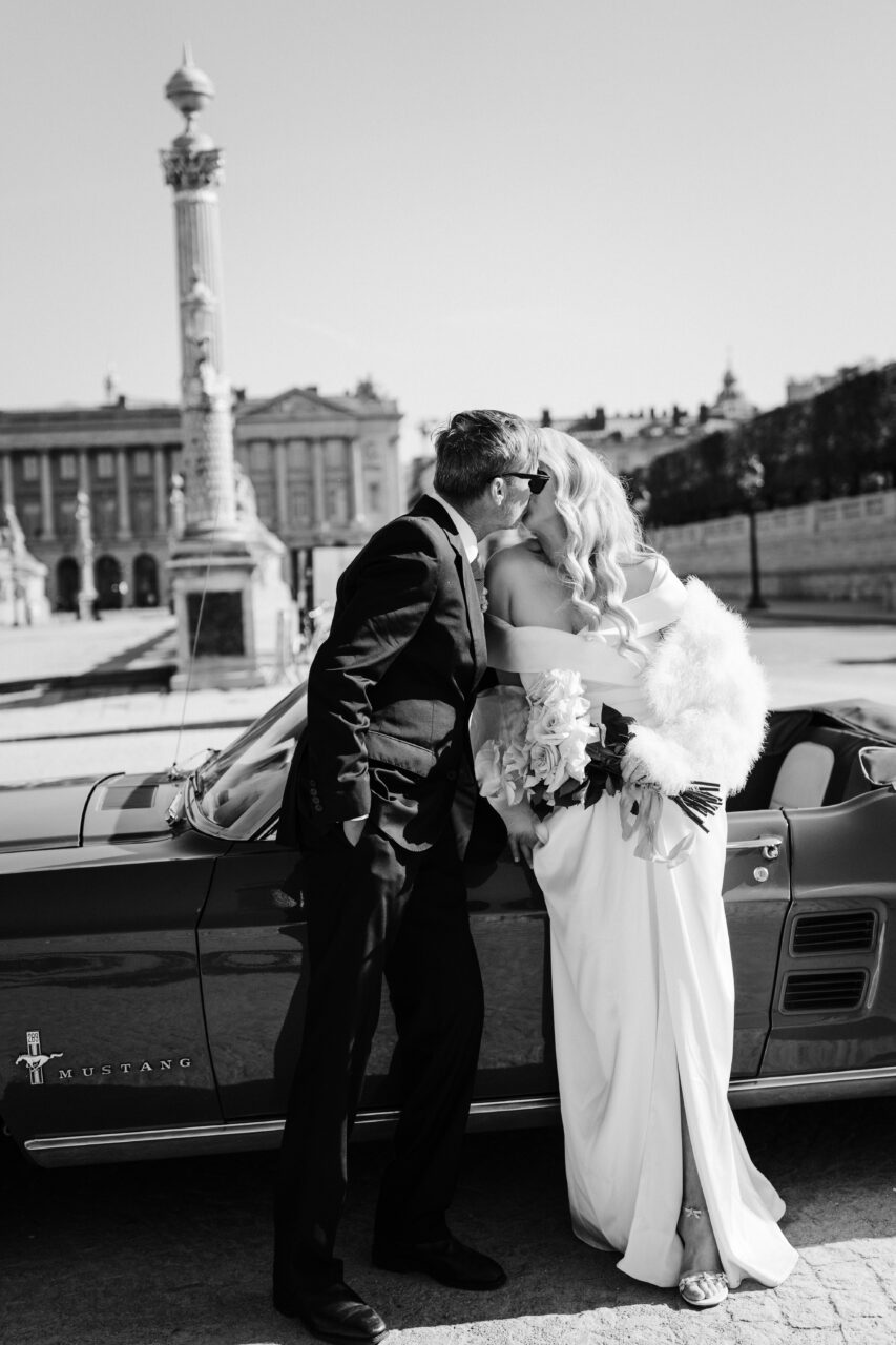Bride and groom kissing place de la concorde paris in an old hollywood inspired elopement 