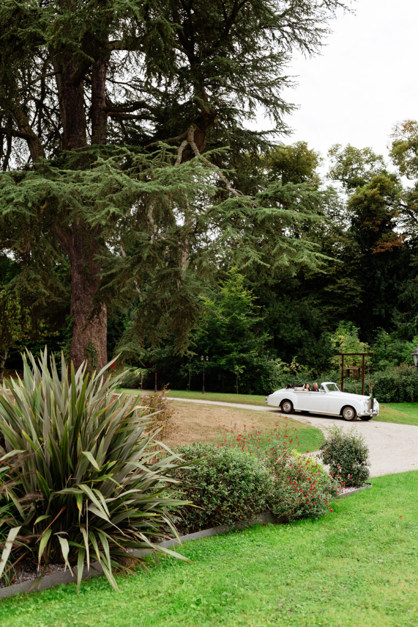 White vintage car at Destination Wedding in Château Bouffémont