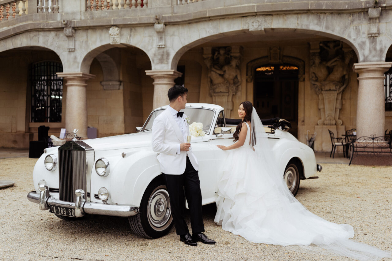 Bride and groom vintage car in Château Bouffémont