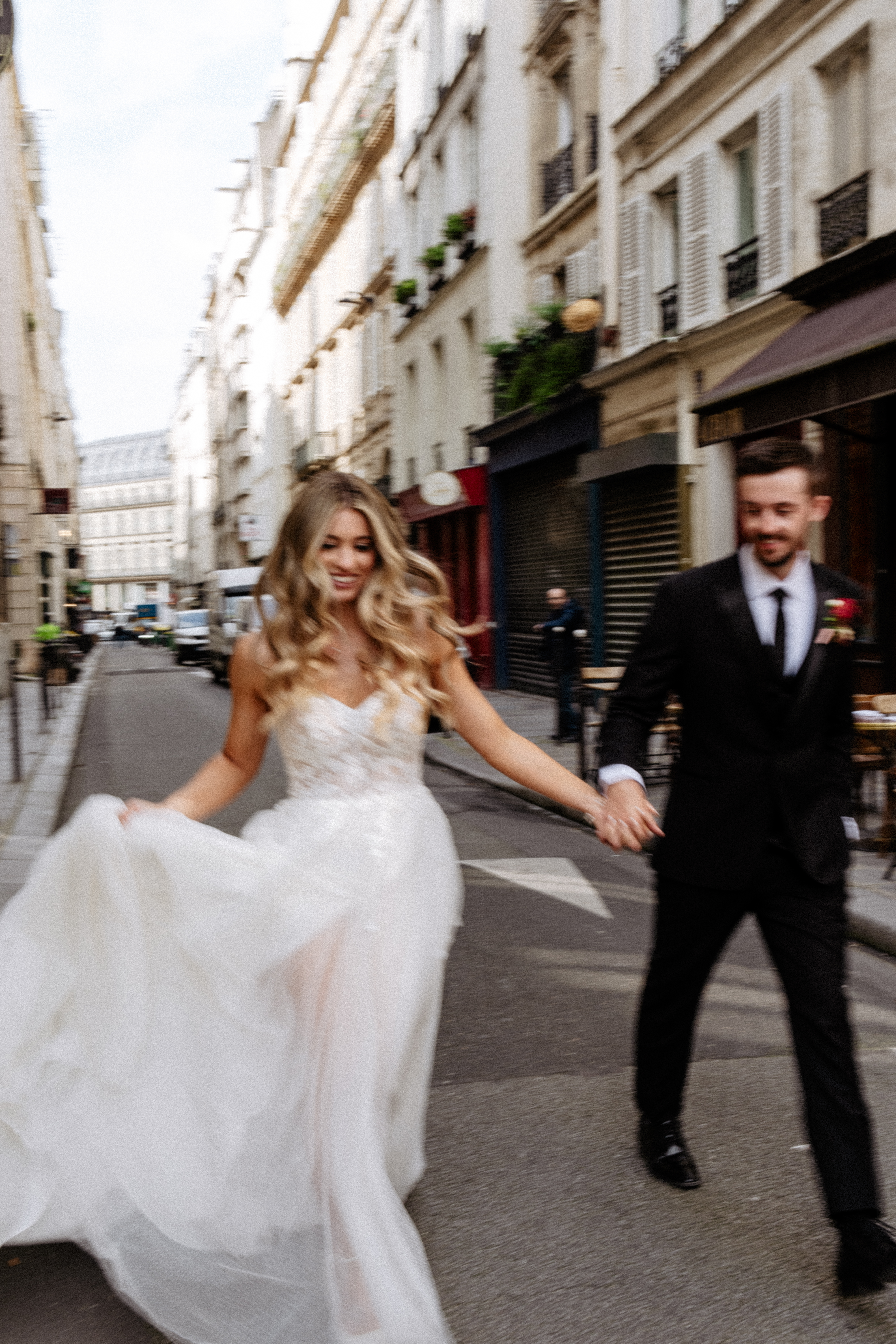blurry moody wedding photos in paris
