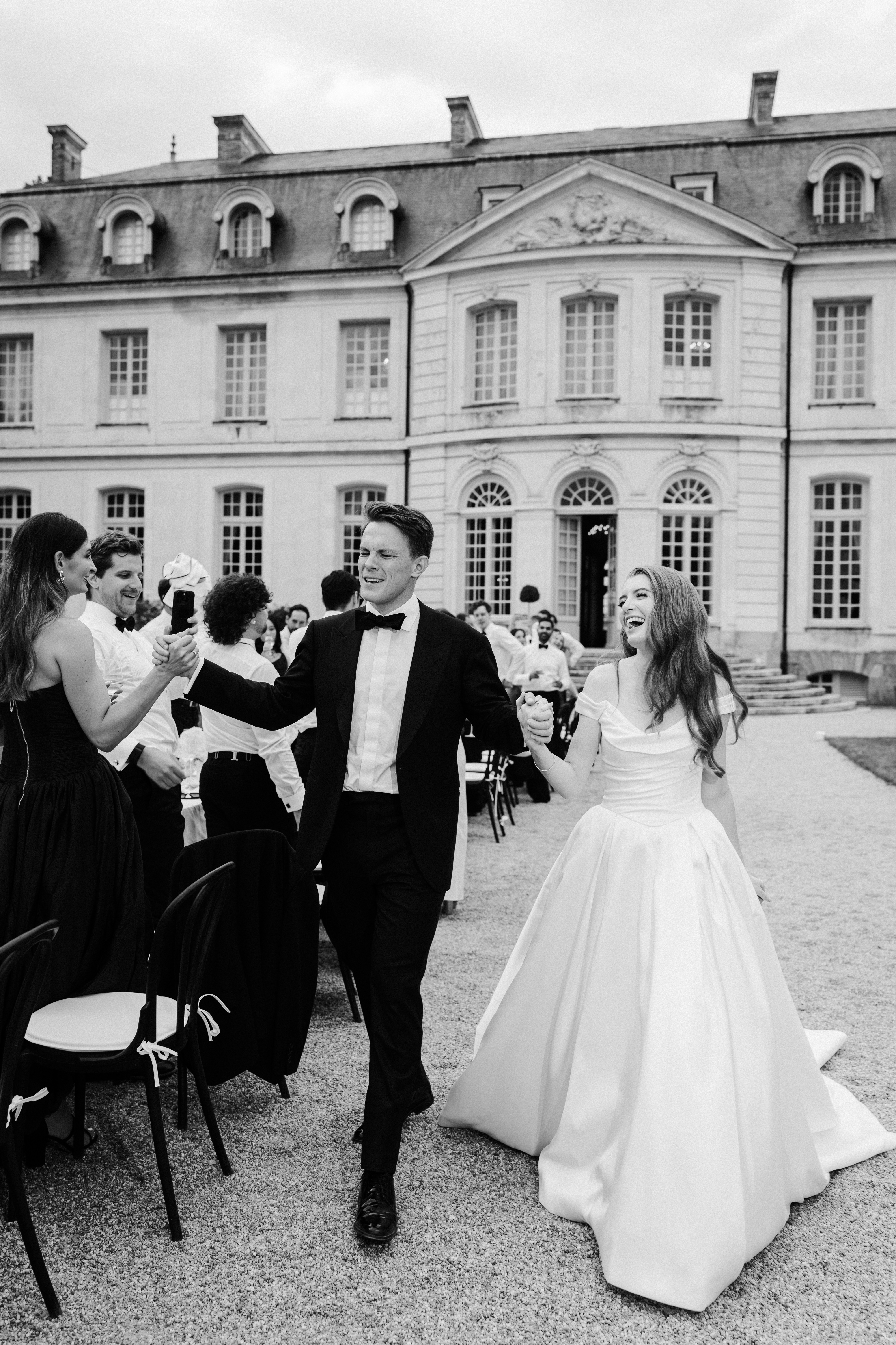 Wedding at Chateau de Grand Luce with couple cheering