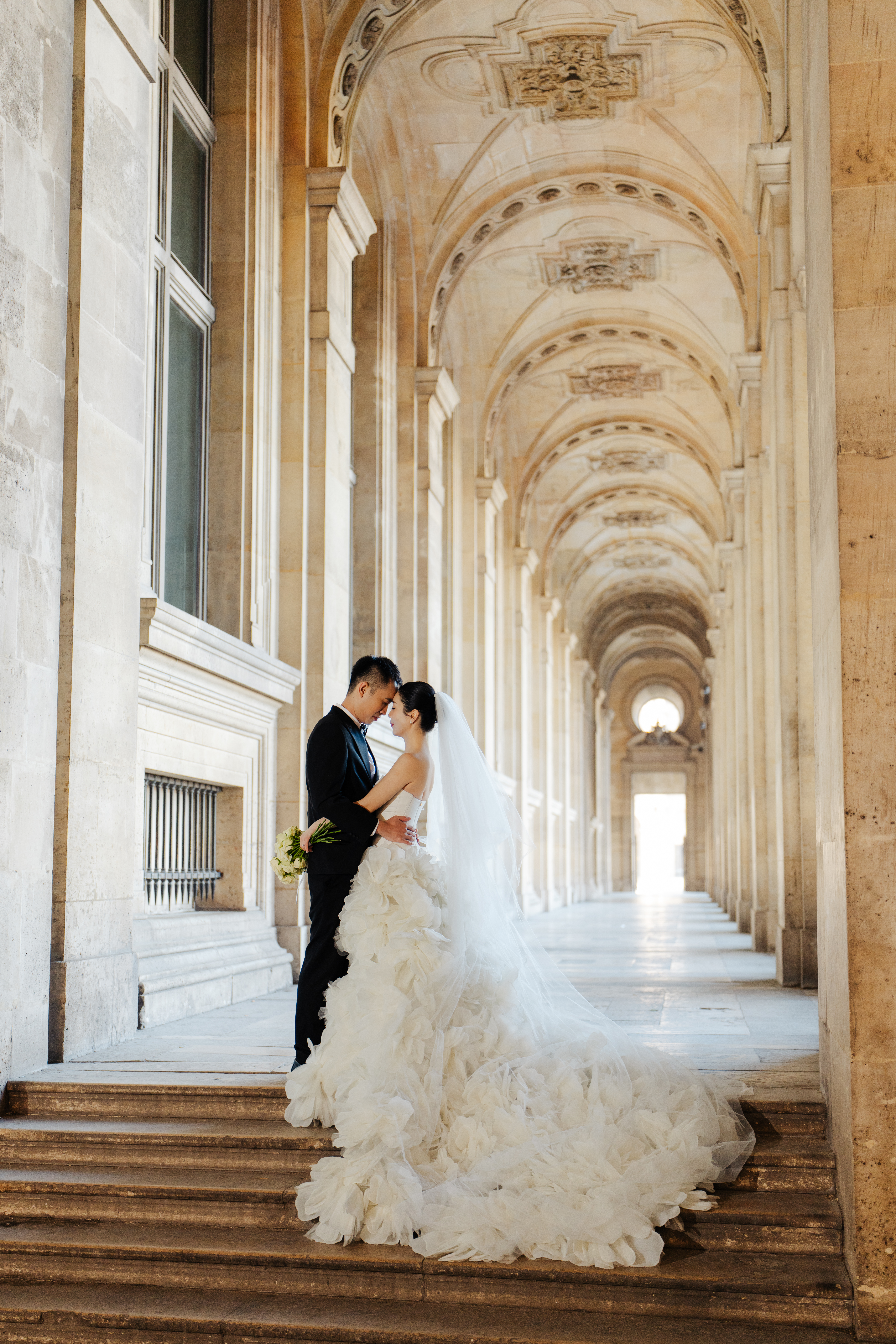 couple at the louvre paris for their prewedding photos