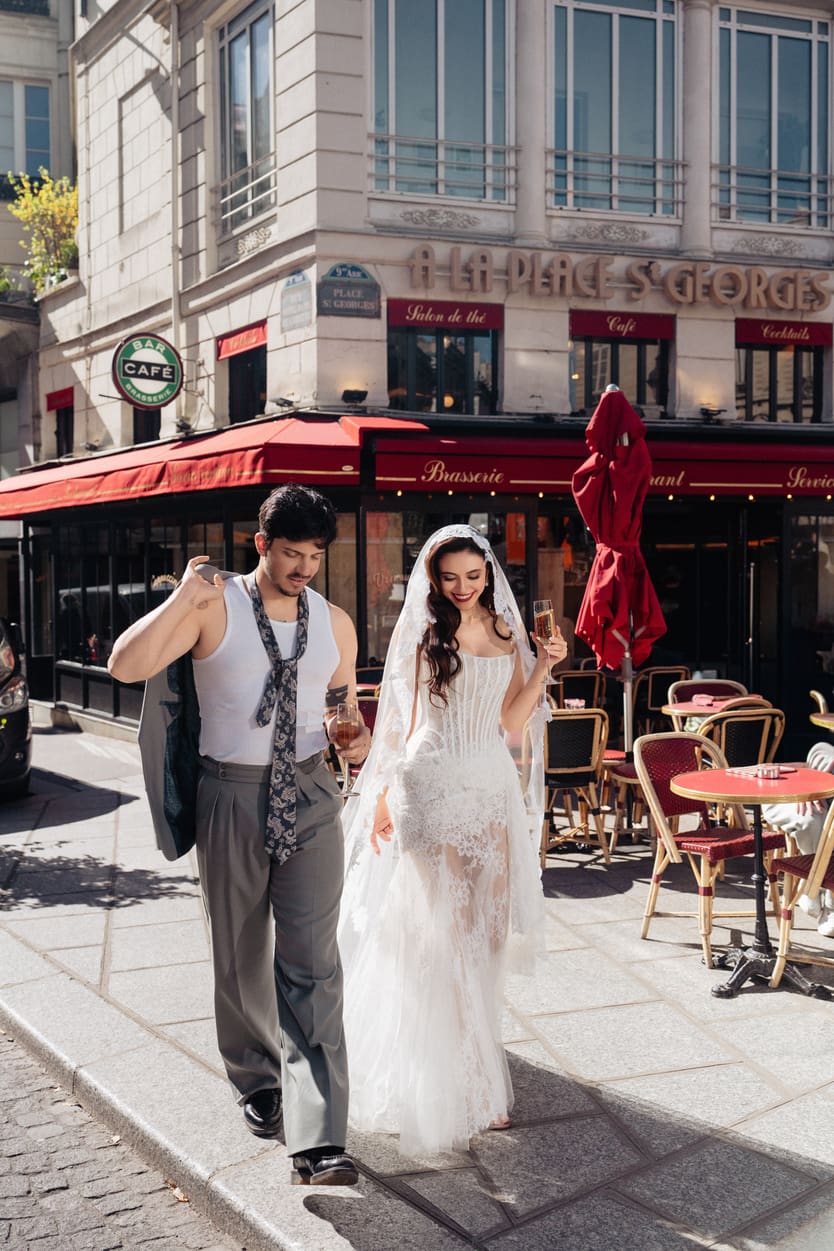Bride & groom walking in Paris in front of cafe