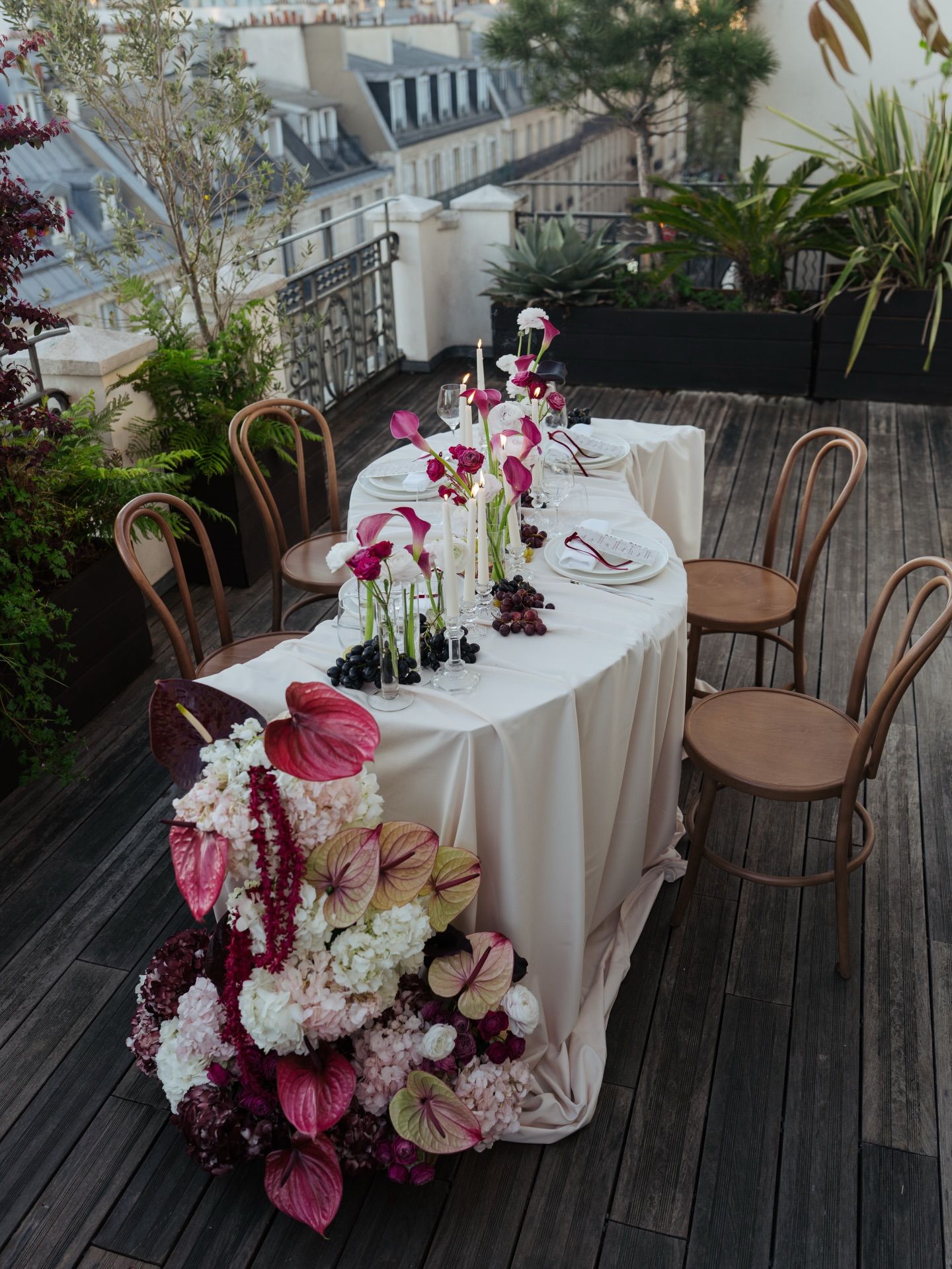 Who said intimate has to be quiet? 🤫 🎂🍸A table for the people who matter, cake and espresso martinis, and a champagne