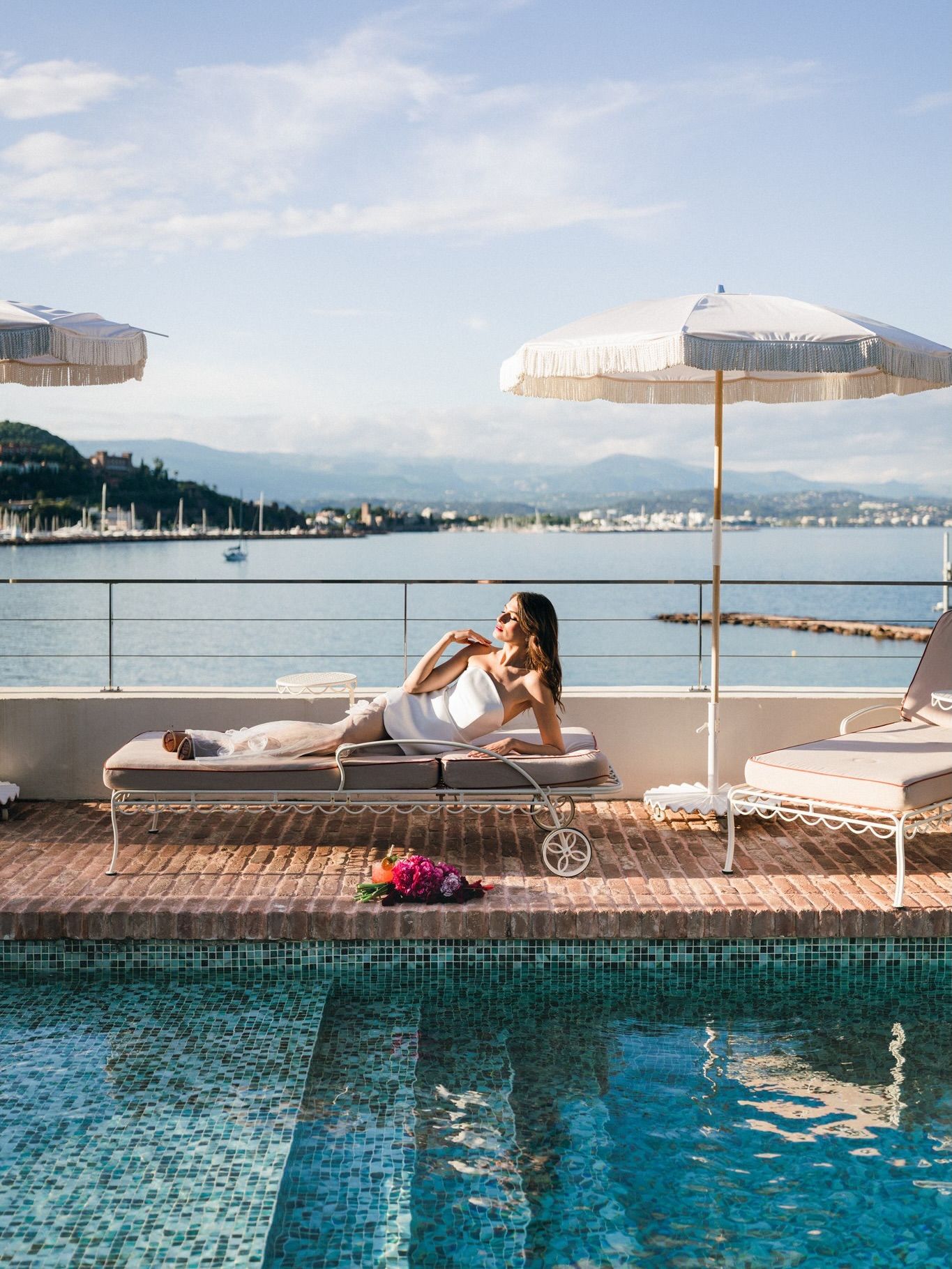 One Cosmopolitan, pool-side please. 🌊🍹☀️ The French Riviera is always a good idea 😎 #throughtheglassparis Venue @chat