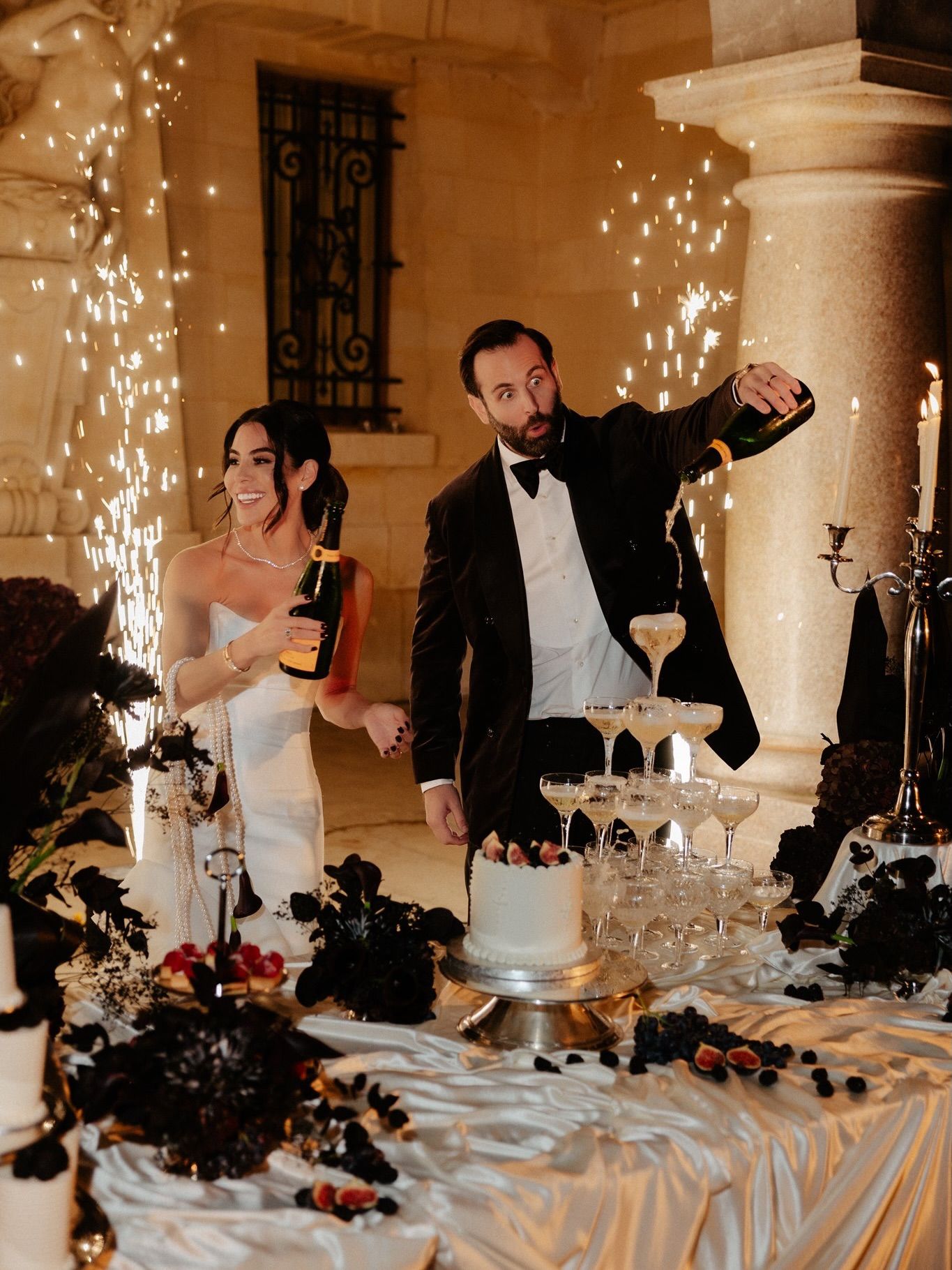 We love an extra dessert moment 🖤✨ Because one cake was never going to be enough 🍰🎇🫢 Bride @aangelica__ Wedding plan