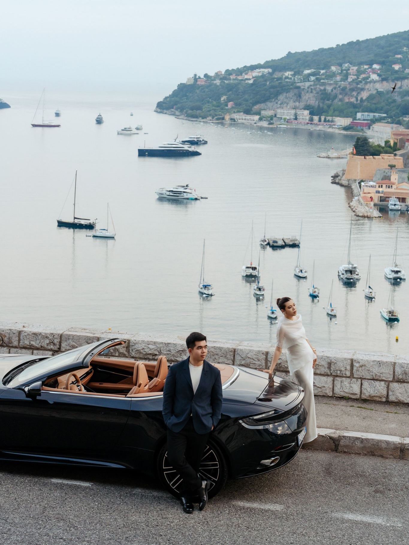These two wanted the French Riviera, and they showed up dressed for it. 🩵 Monaco’s port, an Aston Martin on the cliffsi